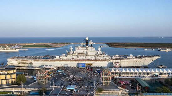天津：假期航母游热度激增 军事迷一览退役军舰英姿