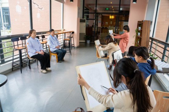 五一节上海海事大学师生为一线教职工画像， 表达敬意