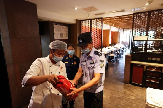 东城公安对故宫周边展开安全检查，饭店烤鸭操作间被整改