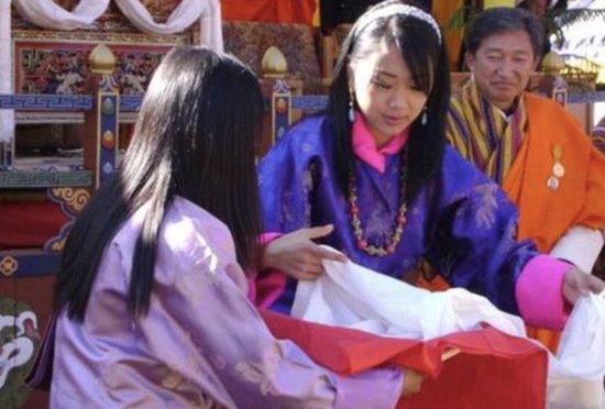 不丹王室前嫡系回归权力中心，二公主儿子坐C位，国王王位不稳