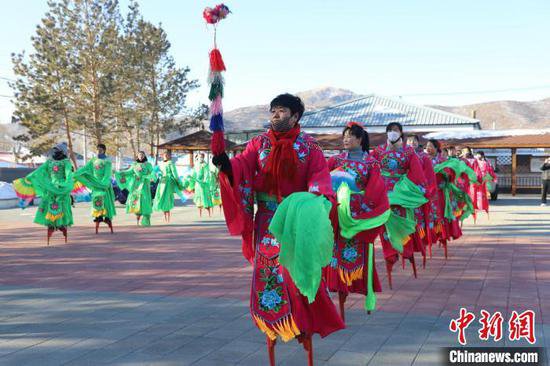 （新春走基层）内蒙古“高跷村”里的高跷梦