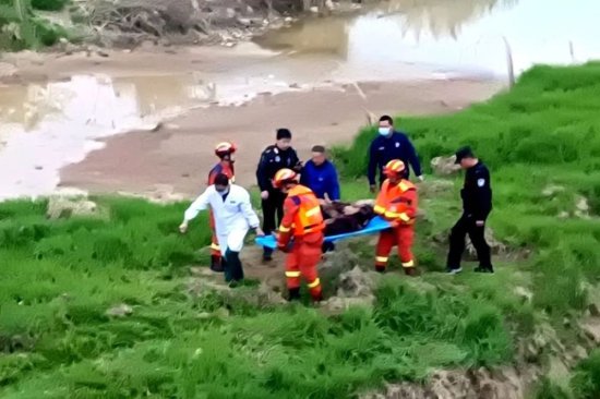 房县民警和消防队员合力救出深陷泥潭七旬老人