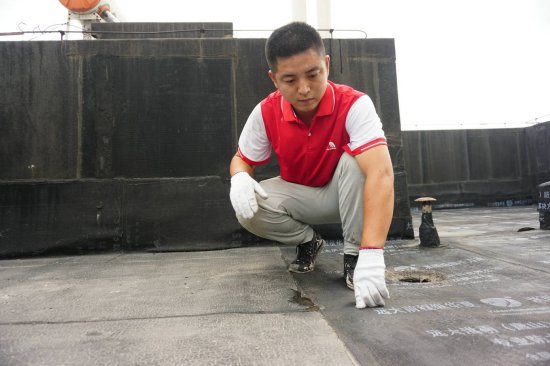 调查|我在北京修屋顶！这位小哥8年补漏两千多处