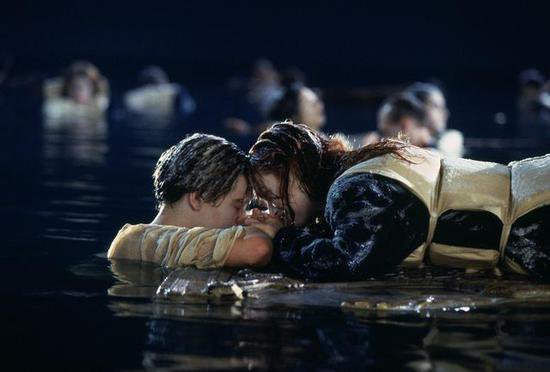 美媒：《泰坦尼克号》中的“救命门板”拍了近72万美元