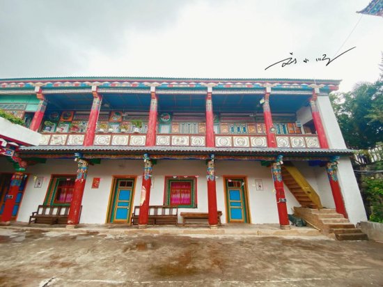 实拍昌都“盐井天主<em>教堂</em>”，<em>建筑风格</em>很有特色，在西藏独一无二