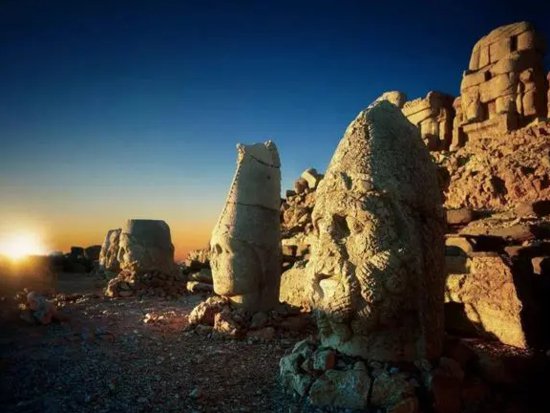 土耳其专家用纳米石灰成功修复内姆鲁特山遗址雕像裂缝