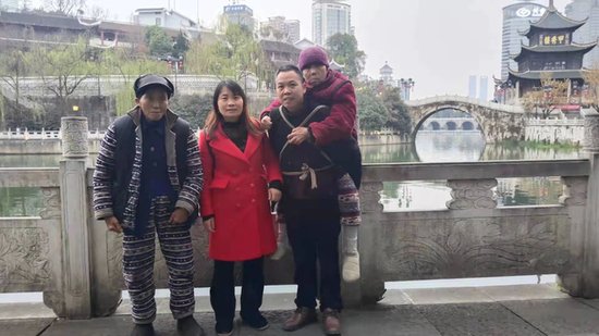 背81岁瘫痪母亲到贵州旅游，<em>邵阳</em>孝子感动<em>全网</em>