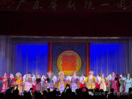 广东粤剧院一团春班在台山演出，观众热情高涨，现场热闹非凡！