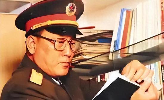 李良辉：原新疆军区司令，58岁升为中将，2000年军车爆炸后被...