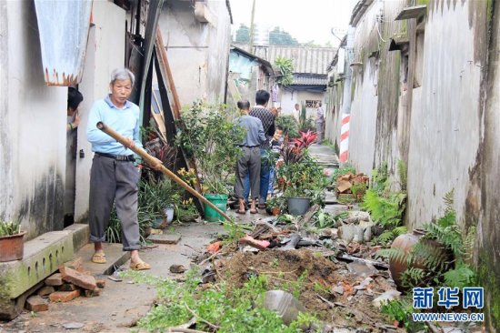 汕头龙卷风致7人受伤545间房屋受损 村民忙自救