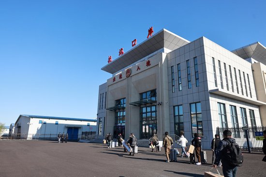 <em>黑龙江</em>抚远口岸客运航线迎来2024年首航