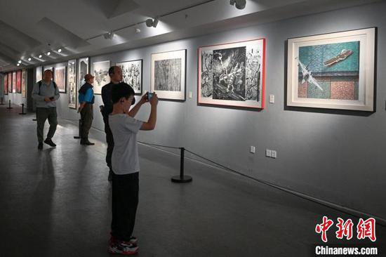 四川成都：2024四川省美术作品展吸引民众