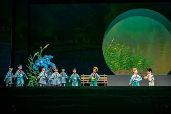 木偶剧《东方白鹳》扬州首演：以杖头木偶展现人与自然的和谐...