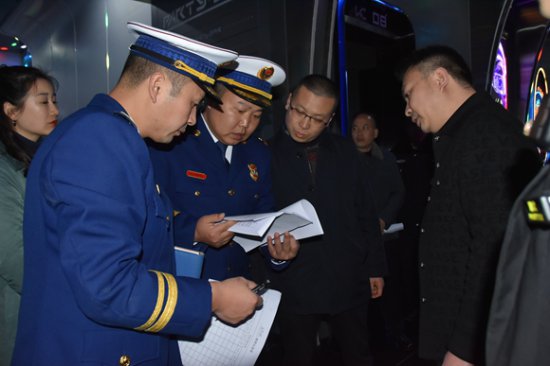 江安县委常委、常务副县长王瑜带队开展消防安全夜查行动