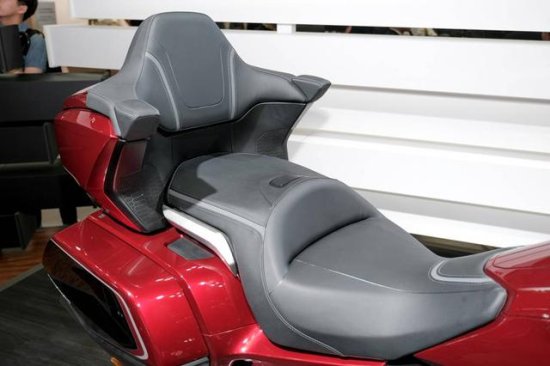 新款/作为摩托车届的陆地巡洋舰，舒适的坐垫怎么能少呢。