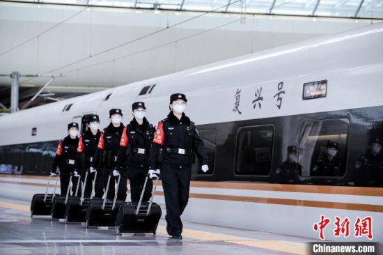 2023年春运启幕 上海警方多措并举保障民众“回家路”