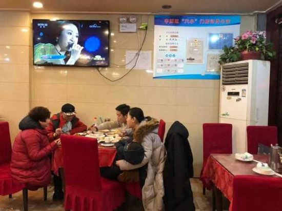 郑州最接地气的饭店，八个朋友吃饭才花二百多，家常小炒全是硬...
