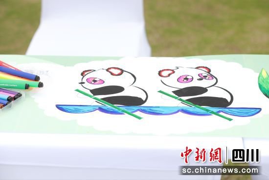 西班牙华裔少年探访野生大熊猫栖息地 绘制大运<em>主题</em>画卷