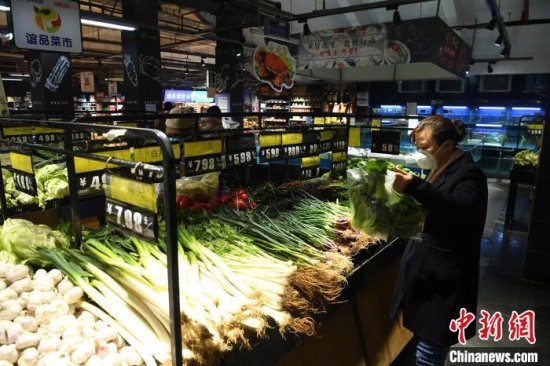 重庆<em>社区超市生活</em>物资充足 民众戴口罩出行选购