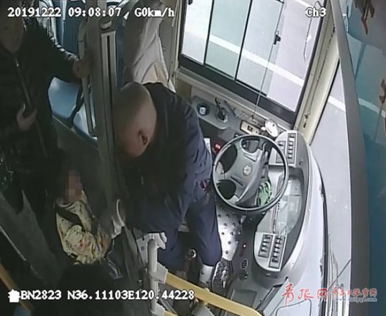 <em>小女孩</em>坐错车吓得大哭，青岛公交司机的这个举动太暖啦！