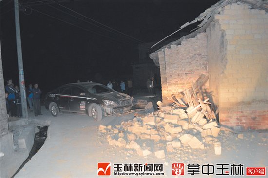 女司机驾车进村竟撞塌了一间泥砖房