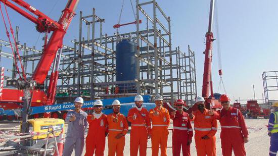 中国企业总承包卡塔尔PVC项目首<em>台大</em>件设备 聚合釜顺利吊装成功