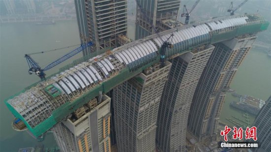 中国首个超250米高“空中连廊”<em>幕墙工程</em>合拢