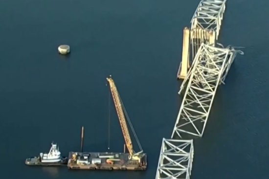 美国被撞大桥事故现场：起重机已就位 将于30日吊起<em>水中</em>桥体