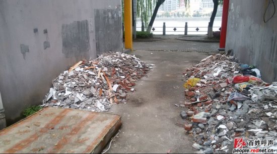 沅江市老供销社院往步行街段建筑垃圾有损市容