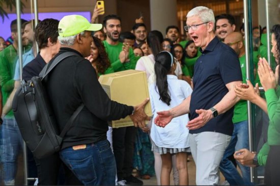 让库克张大嘴巴：顾客抱着老式 Macintosh<em> 电脑</em>参加印度首家苹果...