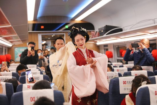 中老铁路：京剧与民族舞蹈亮相列车 赢得国内外旅客点赞
