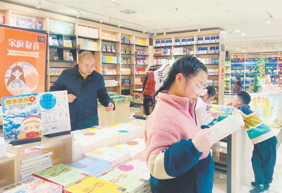 <em>开学第一周</em> 重庆市多家书店迎来销售热潮