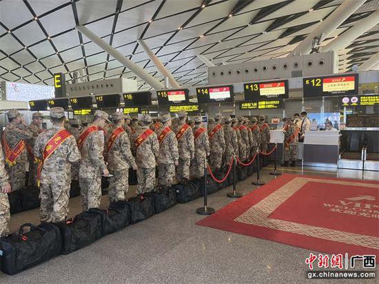 深圳航空南宁分公司圆满完成春季运兵包机任务