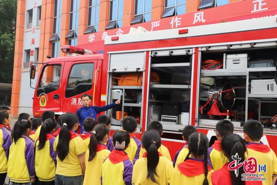 蓬溪县：学生进消防队体验互动式参观学习
