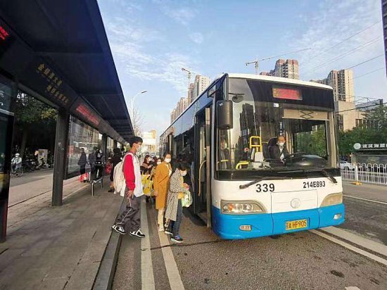 大学生返校，武汉多条公交线路高峰时段增加班次、缩短发车间距