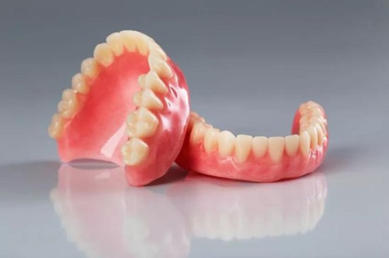 <em>牙齿掉了</em>有3种方式可以修补，你适合哪一种？