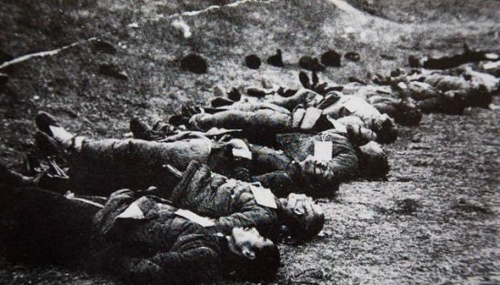 南京大屠杀时埋尸人回忆：埋尸日军到处摸；女尸没一个衣服是好...