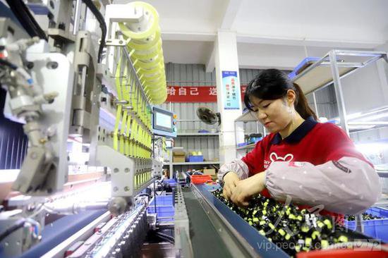 江西安福：家门口办起“微工厂” 缓解企业“招工难”