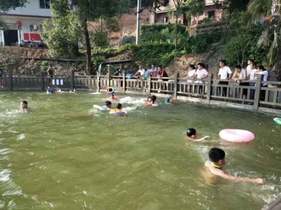 萍乡湘东区：村里旧鱼塘“变身”游泳池