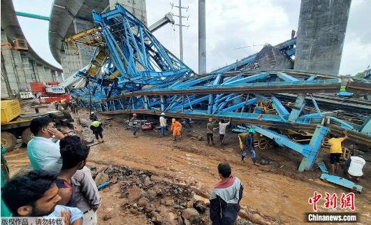 印度一高速公路工地<em>起重机</em>倒塌 已致20人遇难