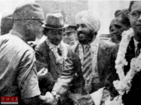鲍斯 钱德拉/日军欢迎印度激进的民族主义政治人物到达新加坡。