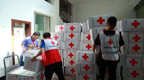 洪水再袭万州，重庆市红会紧急调拨500个赈济<em>家庭</em>箱支援