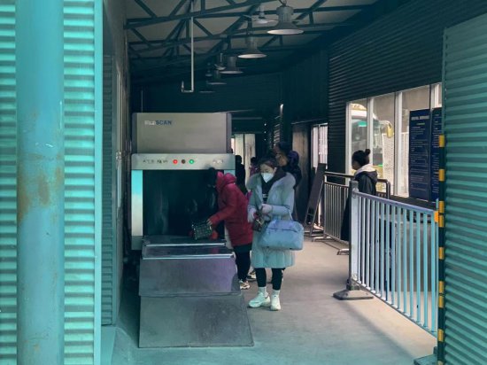 记者探访长途车站，带着亲人的祝福，他们返京准备复工了