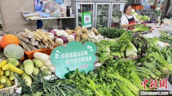 新疆菜市场里的“花式反诈”：<em>瓜果蔬菜</em>化身防诈“宣传员”