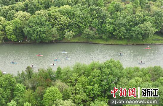 杭州西溪湿地举行皮划艇桨板赛 选手角逐“绿意空间”里