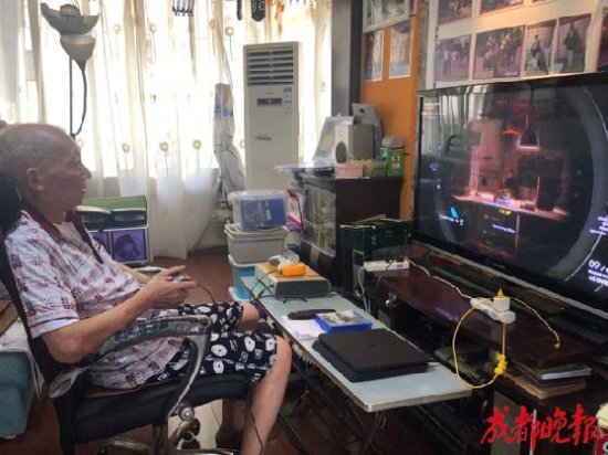 四川83岁老人玩游戏20年 通关游戏数百款 最爱射击类和冒险类