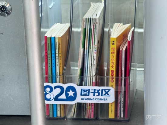 公交车变图书馆 重庆打造“书香巴士”