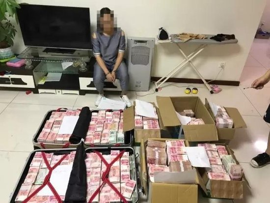 广东/警方破案搜出数千万现金嫌犯私生活极度奢侈荒淫