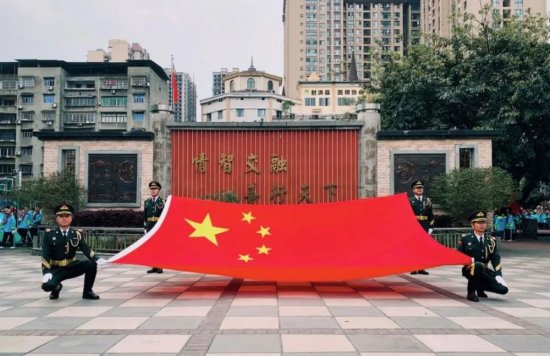 这面国旗曾经在北京<em>天安门广场</em>升起过！（附<em>视频</em>）