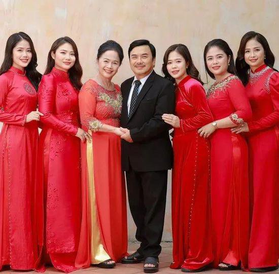 越南一户人家连生五个高颜值女儿！女儿长大后为父母建豪宅